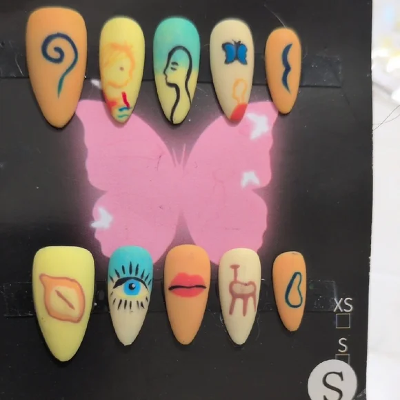 Pink Floral Press-On Nails - Picture 3 of 4